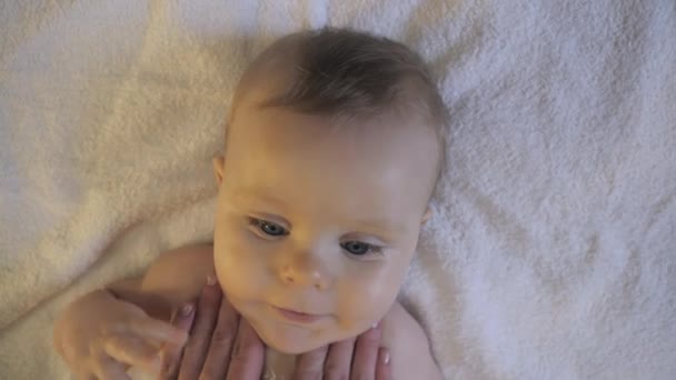 Matka nakłada olejek do masażu na dziecko — Wideo stockowe