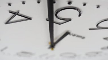 Duvardaki saat elleri yakın.