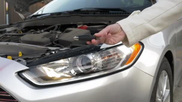 Ägare av en bil ger nycklar till bil reparatör. — Stockvideo