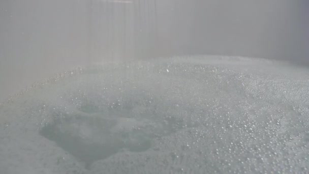 Acqua corrente nella vasca da bagno — Video Stock