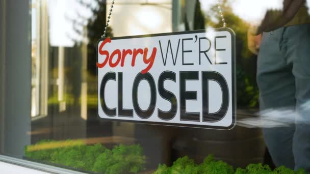 Cartel abierto en una tienda de pequeña empresa después de una pandemia — Vídeos de Stock