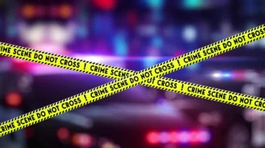 Şiddet kazaları mekanı. Suç mahalli, geçmeyin, sarı bandı uyarın. Polisin acil durum ışıkları arka planda bulanıklaşıyor.