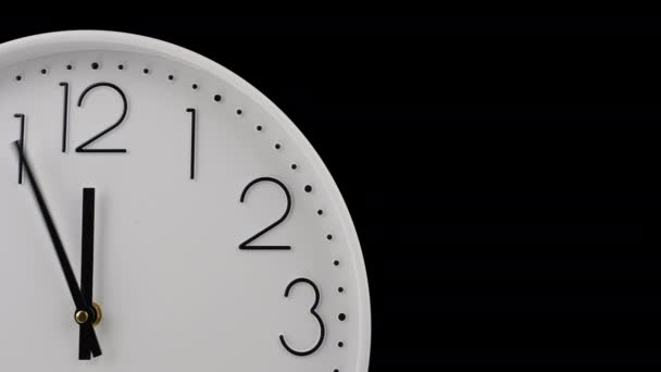 时间到了时钟快速转动 办公室钟面隔离在黑色背景上 有彩色空间 — 图库视频影像