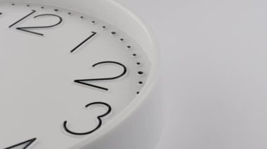 Saat okları dönüyor. Kusursuz döngü. Beyaz arkaplandaki saat yüz ifadelerinin zamanlaması