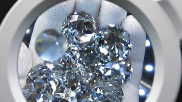 Diamantes Bajo Microscopio Joyero Mirando Gemas Grandes Través Una Lupa — Vídeo de stock
