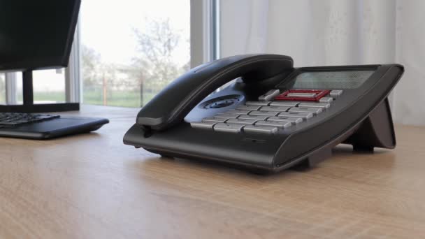 Inkomend Telefoongesprek Het Oppakken Van Kantoor Vaste Lijn Telefoon Close — Stockvideo