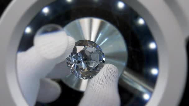 Wielki Diament Pod Mikroskopem Biżuteria Sprawdza Klejnot Przez Szkło Powiększające — Wideo stockowe