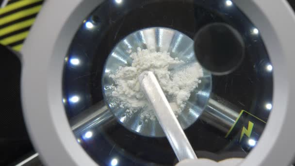 显微镜下的白色粉末 实验室的科学家检查非法药品 — 图库视频影像