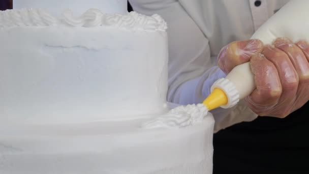 Taart Versieren Met Boterroom Suikerbakker Maakt Een Drie Tier Cake — Stockvideo