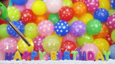 Renkli balonlarla Mutlu Yıllar mumları yakıyorum