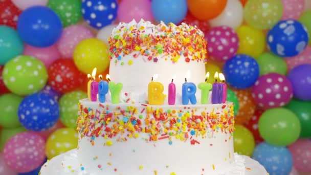 Ciasto Świeczkami Urodzinowymi Kolorowymi Balonami Tle — Wideo stockowe