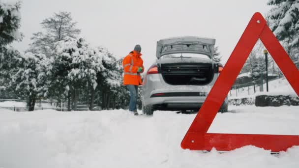 Zimní Jízda Auto Uvízlé Sněhu Řidič Umístí Trojúhelník Nouzového Varování — Stock video