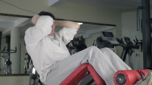Sportler Trainiert Bauchmuskeln Fitnessstudio Bodybuilder Führt Bauchmuskelübungen Auf Einem Römischen — Stockvideo
