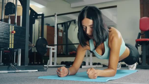 瘦小的女人在体育馆里做基本的腹部力量运动 — 图库视频影像