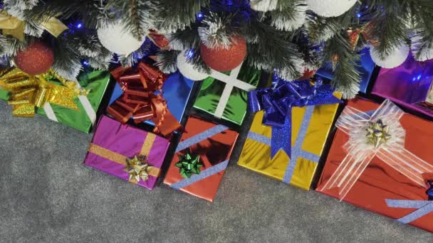 Árbol Navidad Con Cajas Regalo Regalos Alrededor Árbol Año Nuevo — Vídeos de Stock