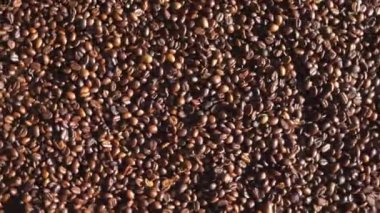 Kavrulmuş kahve çekirdeği. Aromatik kavrulmuş kahve taneleri. Kusursuz döngü, tepeden görünüm