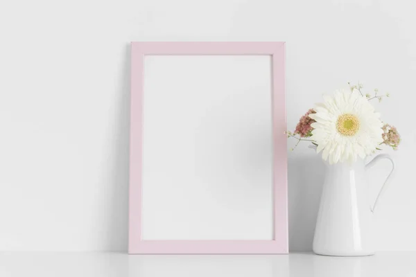 ピンクのフレームモックアップ 白いテーブルの上に花の花束 — ストック写真