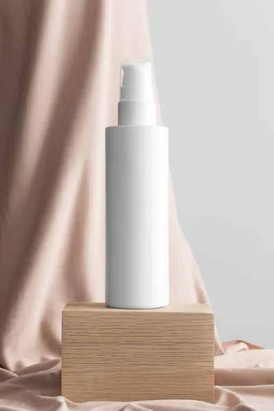ベージュのテキスタイルと白い化粧水ボトルモックアップ — ストック写真