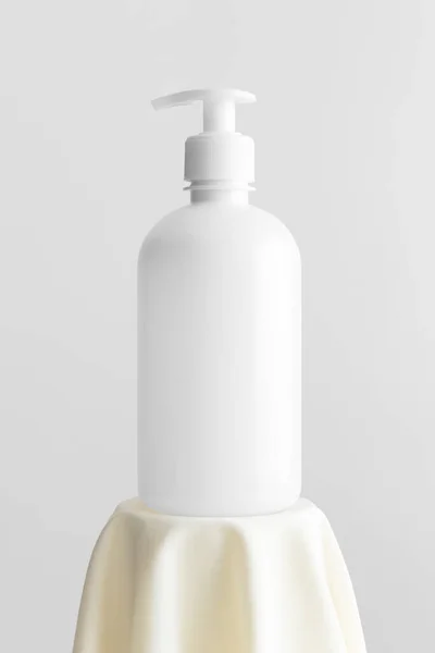 Biały Kosmetyczny Dozownik Mydła Płynie Mockup Butelki Żółtym Tekstyliach — Zdjęcie stockowe
