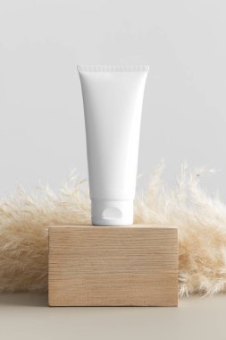 Beyaz krema tüpü, pampa süslemeli..