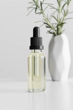 Beyaz masada biberiyeli biberiye şişesi..