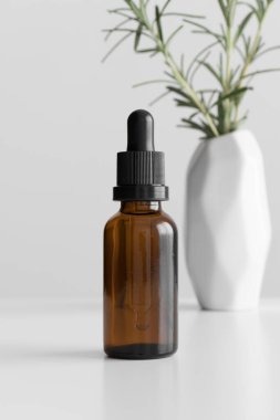 Beyaz masada biberiyeli biberiye şişesi..