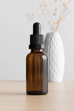 İndirme şişesi, ahşap masada bir çingene maketi..