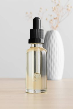 İndirme şişesi, ahşap masada bir çingene maketi..