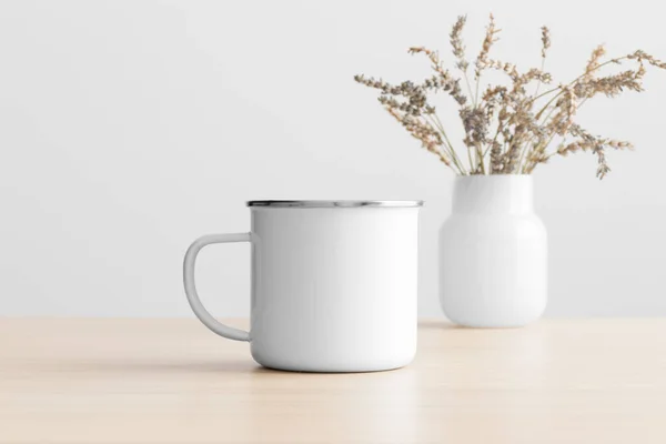 Taza Esmalte Maqueta Con Una Decoración Lavanda Mesa Madera — Foto de Stock