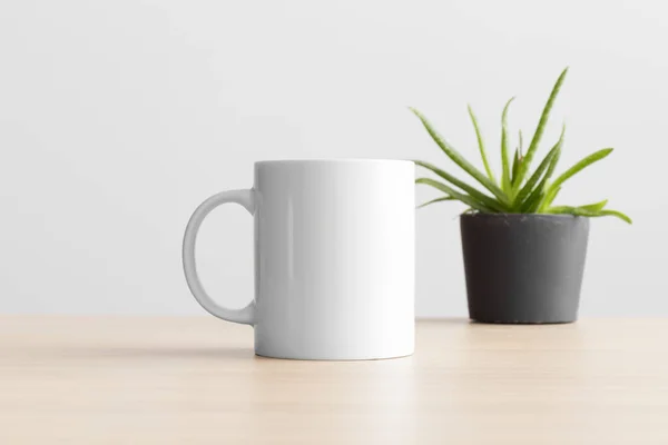 Taza Blanca Maqueta Con Una Planta Aloe Vera Mesa Madera — Foto de Stock