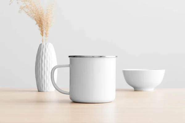 Modèle Tasse Émail Avec Une Décoration Fleurs Sèches Sur Table — Photo