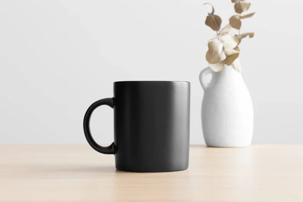 Svart Mugg Mockup Med Eukalyptus Dekoration Träbordet — Stockfoto