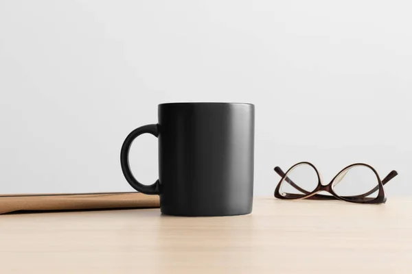 Taza Negra Maqueta Con Accesorios Espacio Trabajo Mesa Madera —  Fotos de Stock