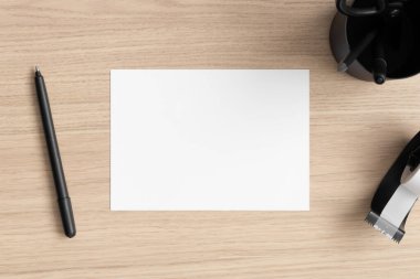 Tahta masada çalışma alanı aksesuarları olan beyaz davetiye modeli. 5x7 oranı, A6, A5 'e benziyor..