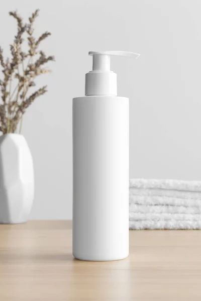 White Cosmetic Shampoo Dispenser Bottle Mockup Lavender Towels Wooden Table Fotos De Bancos De Imagens Sem Royalties