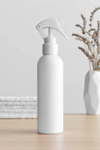 Witte Cosmetische Trigger Spray Fles Mockup Met Een Lavendel Handdoeken — Stockfoto