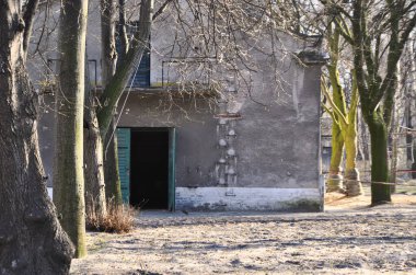beton eski binalar yeşil kapılar balkon duvarında parmaklıklı terk edilmiş bir merdiven.
