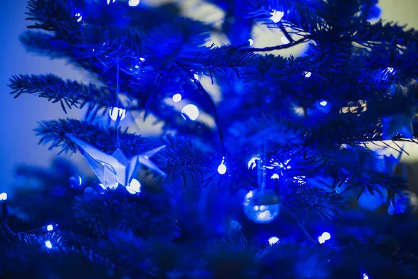 Blue Christmas Lights White Origami Baubles Original Unusual — Stock Photo, Image