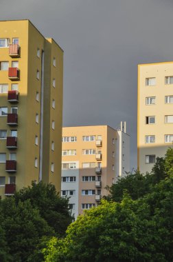 Üç apartman bloğu bulutlu gökyüzü güzel hava