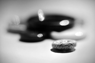 Siyah beyaz elbise dikmek için bir grup düğmeye yakın çekim