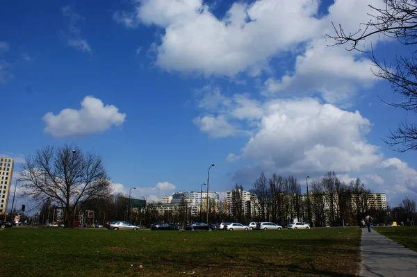 市内中心部に木のない公園ワルシャワポーランド青空と雲 — ストック写真