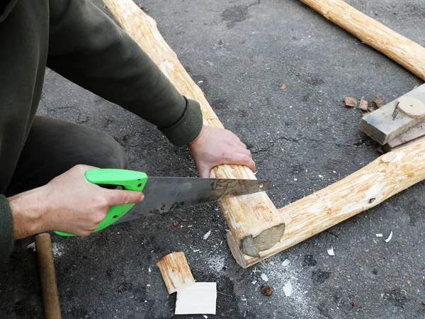 Het Afzagen Van Een Deel Van Een Stam Bij Het — Stockfoto