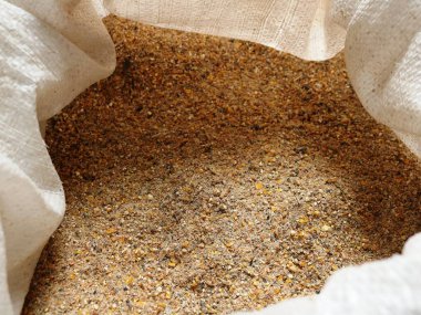 Çiftlik hayvanları ve kümes hayvanları için ezilmiş bileşik yem çuval bezi, kepek, buğday, mısır ve kek karışımı karışımı bir açık çuval içinde çiftlik hayvanlarını beslemek için