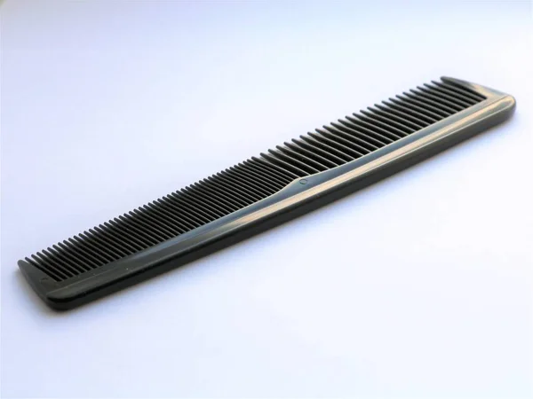 Schwarzer Kunststoffkamm Auf Weißer Oberfläche Liegend Einfaches Friseurwerkzeug Minimalistisches Dunkles — Stockfoto