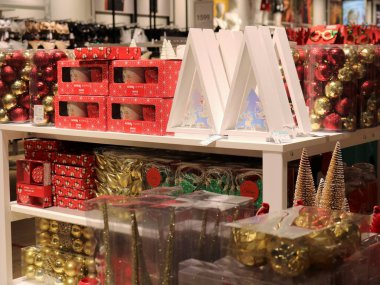 Maikop, Adygea, Rusya - 14 Aralık 2021: bir alışveriş merkezinde veya mağazada yılbaşı ve yılbaşı süslemeleri, perakende raflarında iç dekorasyon için ışıltılı süslemeler, yeni yıl ve Noel için dekor satışı