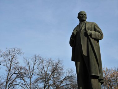 Maykop, Adygea Cumhuriyeti, Rusya - 20 Aralık 2021: Vladimir Lenin anıtı mavi gökyüzünün arka planında, komünist hafızası ve SSCB 'nin sembolü ile parktaki meydanda