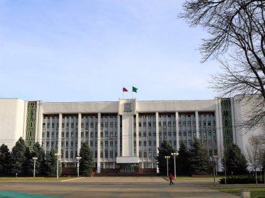 Maikop, Adygea Cumhuriyeti, Rusya - 20 Aralık 2021: Çatıda Rusya ve Adygea Cumhuriyeti bayrağı bulunan yönetim binası, dış taraflarında doğu süsleri bulunan devlet dairesi