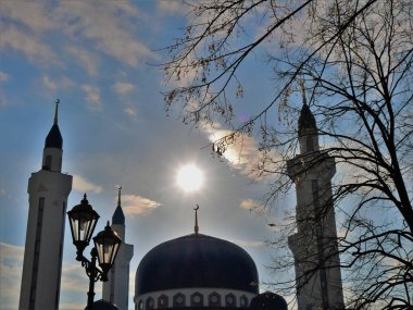 İslami mimari, güzel bir gökyüzünün arka planında, gün batımında zarif fenerlerle parktan görülebilen büyük mavi ve beyaz bir cami, şehir merkezindeki Müslüman kutsal bir bina.