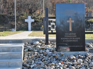 Apsheronsk, Krasnodar bölgesi, Rusya - 2 Ocak 2022: Rusya dağlarındaki Romen askeri personelinin mezarlıklarında Katolik haçlı mezar taşları, 2. Dünya Savaşı 'nda ölenlerin anılarını koruyor.