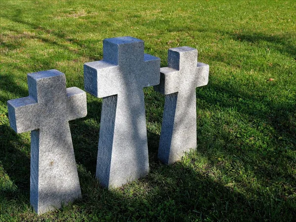 Kayıp Üzüntü Kederin Sembolü Olarak Yeşil Bir Çimenlikte Granit Mezar — Stok fotoğraf
